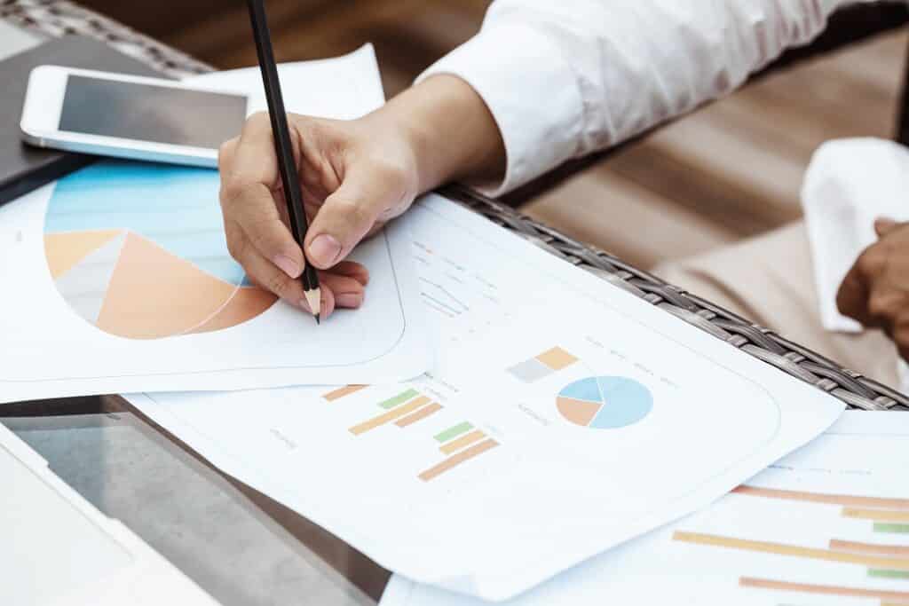 Hombre de negocios realizando informes de análisis con gráficos