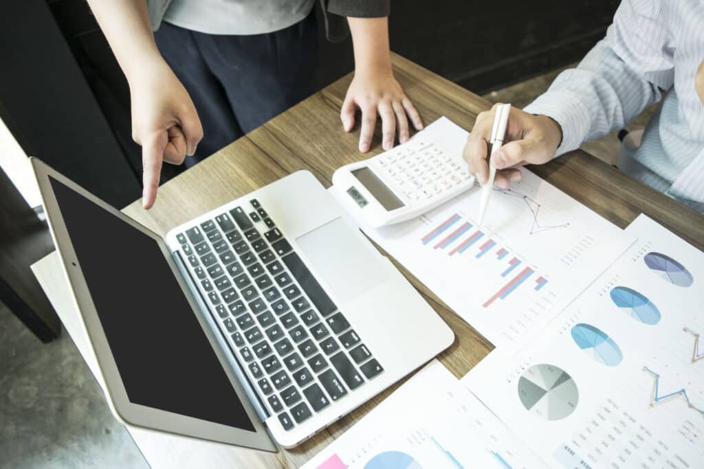 Personas trabajando en una oficina
